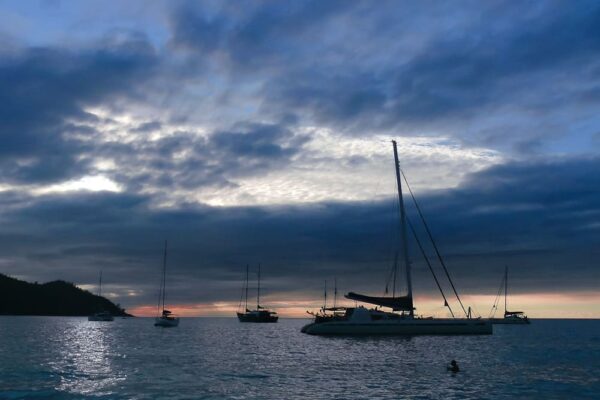 Segelschiffe am Anse Lazio, Praslin, Seychellen