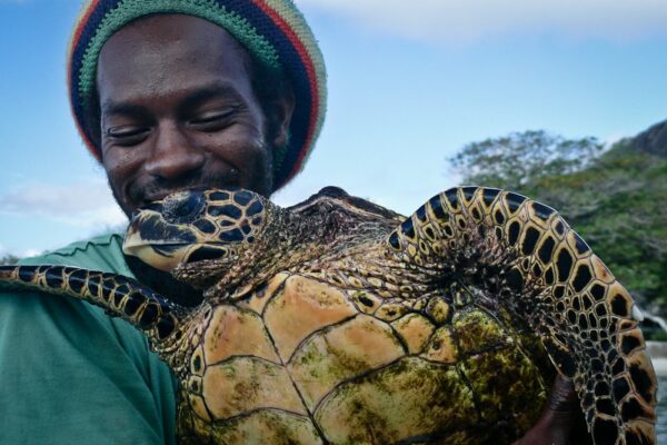 Seychellen 21 | Naturschützer mit Karettschildkroete, Seychellen