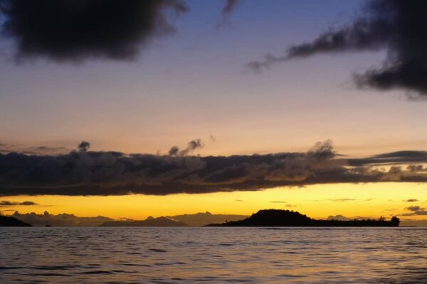 Strand von Anse Kerlan mit der vorgelagerten Insel Silhouette, Praslin, Seychellen