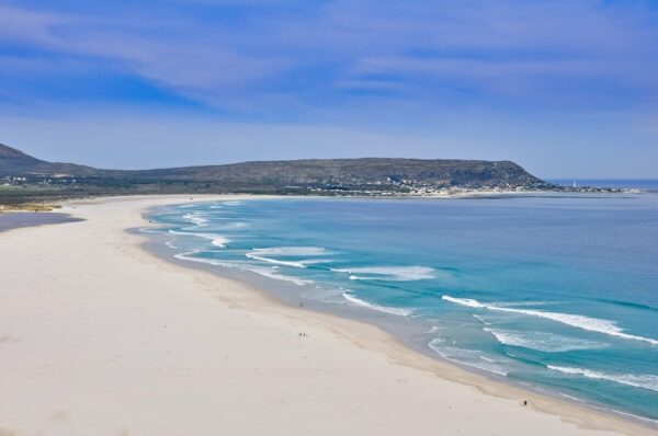 Weiter Sandstrand von Camps Bay, Kapstadt, Südafrika