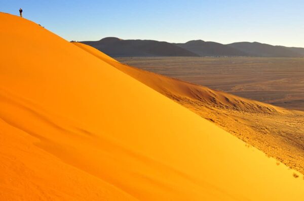 Mann auf Sanddüne im Sossusvlei, Namibia