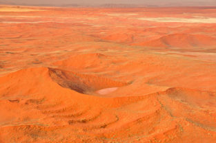 Luftaufnahme von Sanddünen, Namibia