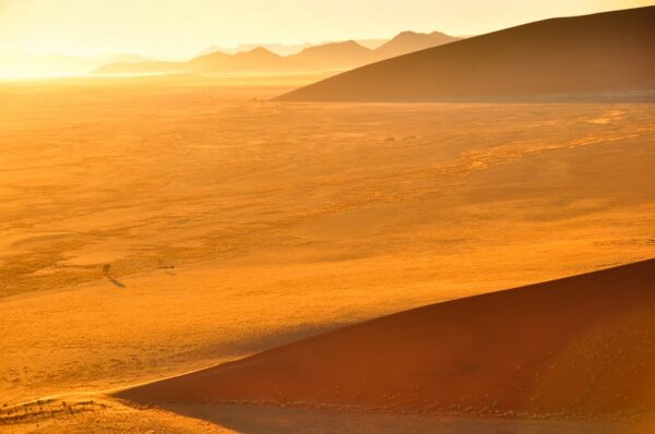 Blick zum Sonnenaufgang von einer Düne, Sossusvlei, Namib-Naukluft-Nationalpark, Namibia