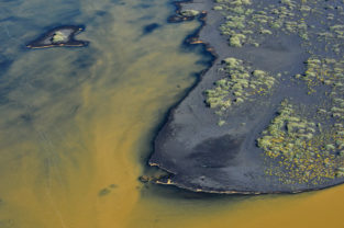 Inseln in farbigem Fluss, Südküste, Island