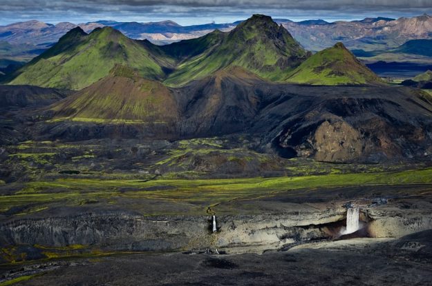 Island Luftaufnahme: Wasserfälle in Berglandschaft
