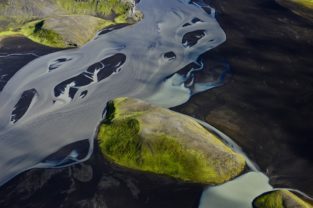 Fluss und Inselberge, Fjallabak, Island