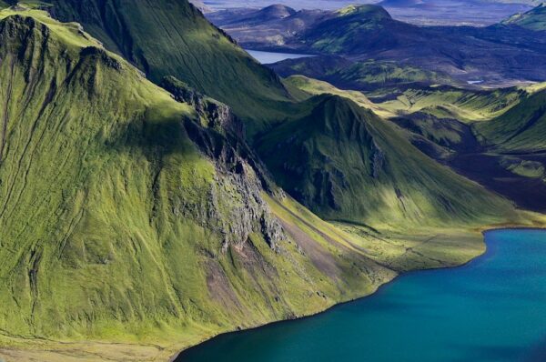 Grüne Berge und Kratersee, Island