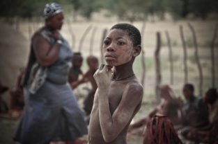Junge im Himbadorf, Namibia
