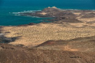 Leuchtturm der Isla de la Lobos vom Montaña La Caldera, Fuerteventura