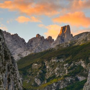 Spanien – Picos de Europa, Naranjo de Bulnes Naranjo de Bulnes und Uriello, Picos de Europa, Asturien, Spanien