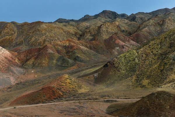 Kasachstan- Piste durch bunte Berglandschaft bei Sharyn