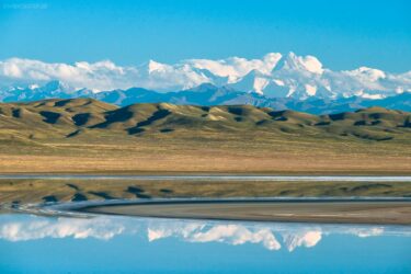 Kasachstan - Bergsee mit Khan Tengri und Peak Pobeda (7439 m)