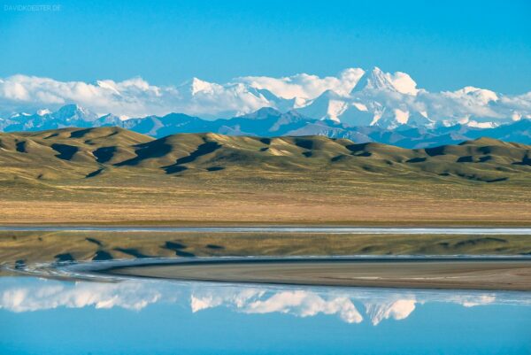 Kasachstan - Bergsee mit Khan Tengri und Peak Pobeda (7439 m)