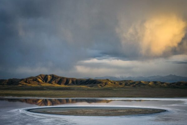 Landschaft an einem Salzsee im Tien Shan, Kasachstan