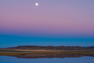 Vollmond über See im Tien Shan, Kasachstan