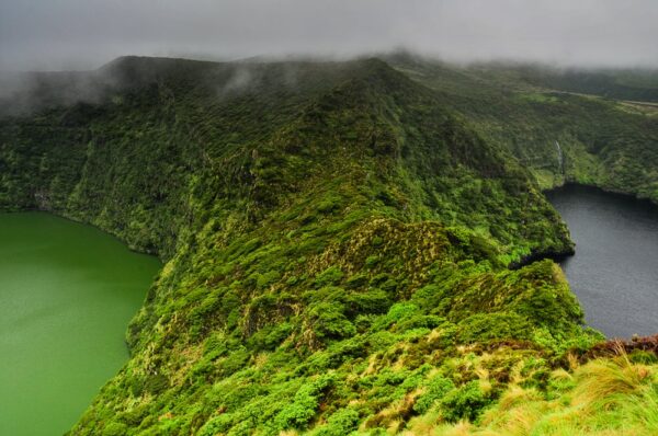 Vulkanseen Lago Negra und Comprida,Flores, Azoren, Portugal