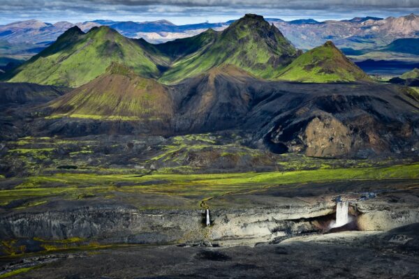 Island: Luftaufnahme von zwei Wasserfällen im Hochland, Fjallabak, Island