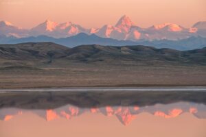Kasachstan - Spiegelung der Pamir-Berge im Tuzköl See