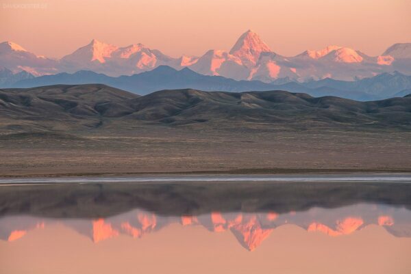 Kasachstan - Spiegelung der Pamir-Berge im Tuzköl See