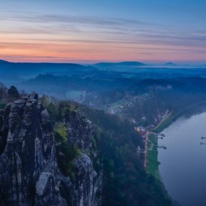 Deutschland – Elbblick von der Bastei, Rathen, Elbsandsteingebirge Deutschland - Elbblick von der Bastei, Elbsandsteingebirge