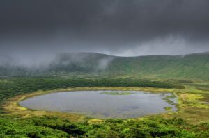 Kratersee Lagoa Branca, Flores, Azoren, Portugal