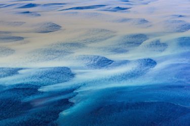 Lufbild eines mäandrierenden Gletscherflusses, Island