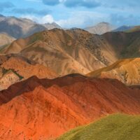Landschaft mit bunten Bergen im Pamir, Kirgistan (Kirgisien)