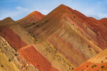 Kirgistan - Mineralisch bunte Berge im Alei-Tal