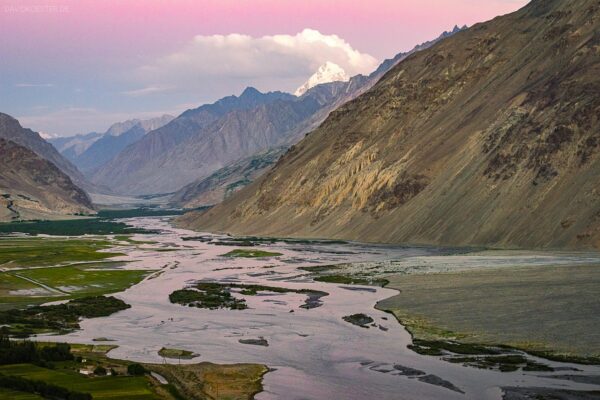Tadschikistan - Mäander des Flusses Panj im Pamir, hinten der Hindukusch
