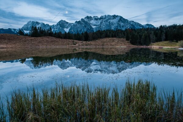 Deutschland - Spiegelung Zugspitze im Mondlicht