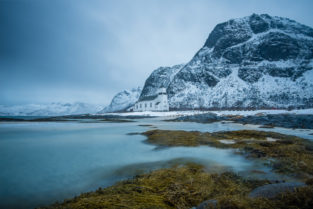 Holzkirche Gimsoy, Gimsoysand, Nordland, Lofoten, Norwegen
