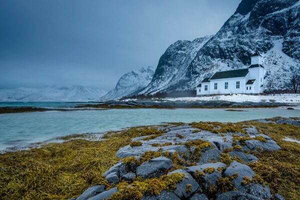 Holzkirche Gimsoysand, Lofoten, Norwegen, Landschaftsfotografie, Landschaftsfotos