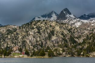 Aigüestortes i Estany de Sant Maurici Nationalpark, Estany Tort de la Peguera, Refugi JM Blanc, Katalonien, Pyrenäen, Spanien, Carros de Foc