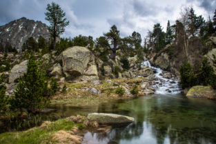 Wasserfall im Aigüestortes Nationalpark, Pyrenäen, Spanien