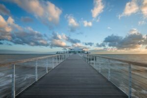 Deutschland - Timmendorfer Strand, Seebrücke an der Ostsee bei Sonnenaufgang, Lübecker Bucht, Ostholstein, Schleswig-Holstein, Deutschland