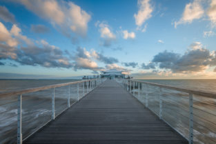 Deutschland - Timmendorfer Strand, Seebrücke an der Ostsee bei Sonnenaufgang, Lübecker Bucht, Ostholstein, Schleswig-Holstein, Deutschland