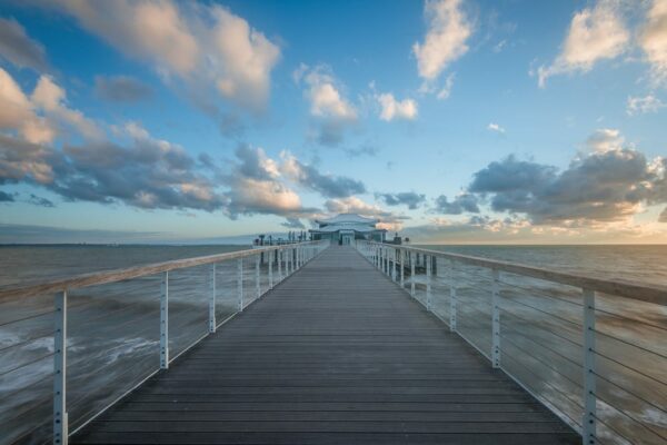 Deutschland - Timmendorfer Strand, Seebrücke an der Ostsee bei Sonnenaufgang, Lübecker Bucht, Ostholstein, Schleswig-Holstein, Deutschland