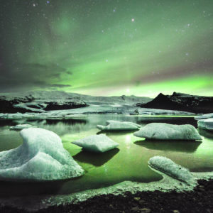 Island: Polarlichter über Eislagune Fjallsárlón im Winter