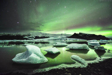 Island: Polarlichter über Eislagune Fjallsárlón im Winter