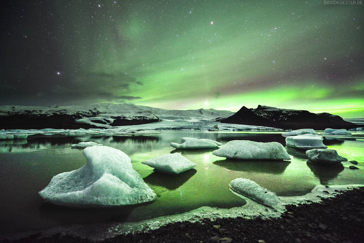 Island: Polarlichter über Eislagune Fjallsárlón im Winter