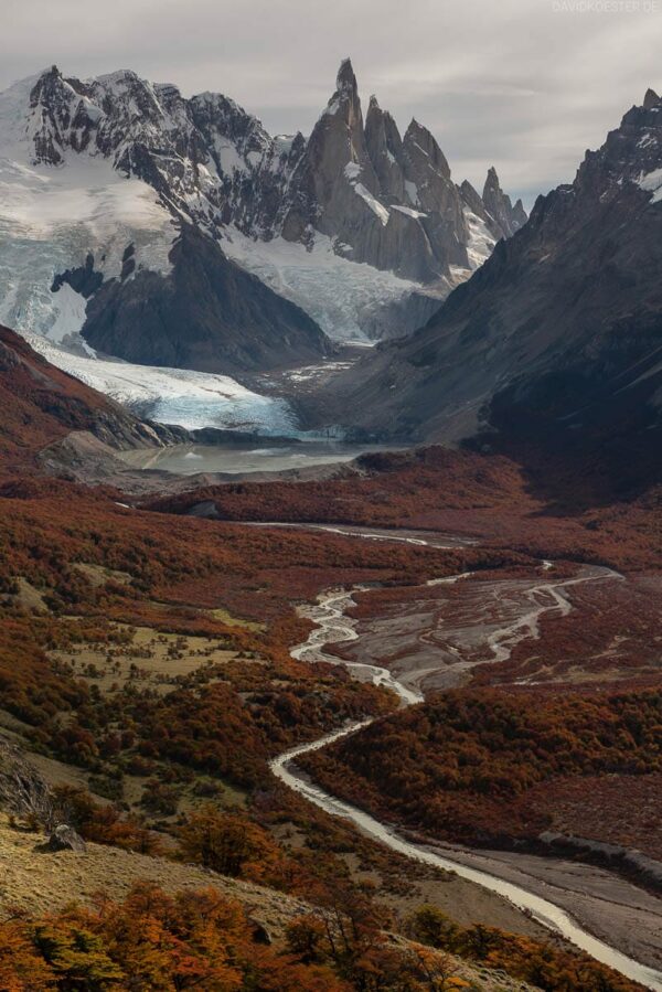 Patagonien: Los Glaciares Nationalpark, Blick auf Cerro Torre und Gletschersee, Argentinien