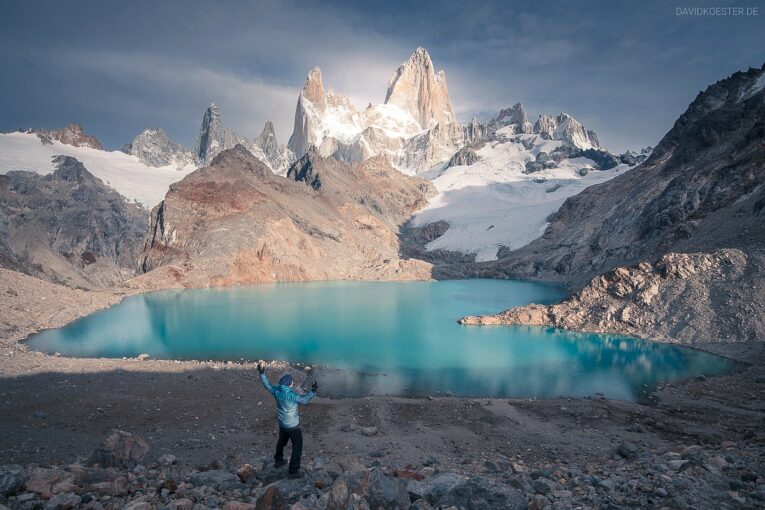 Patagonien Landschaft: Wanderer an der Laguna de los Tres, Gletschersee des Fitz Roy, Los Glaciares, Argentinien