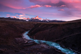 Patagonien: Canyon des Rio de las Vueltas mit Blick auf Fitz Roy und Cerro Torre, El Chalten, Los Glaciares Nationalpark, Argentinien
