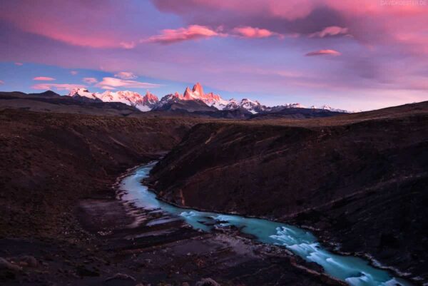 Patagonien: Canyon des Rio de las Vueltas mit Blick auf Fitz Roy und Cerro Torre, El Chalten, Los Glaciares Nationalpark, Argentinien