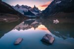 Patagonien: Reflektion des Cerro Torre und Eisberge in der Laguna Torre, Los Glaciares
