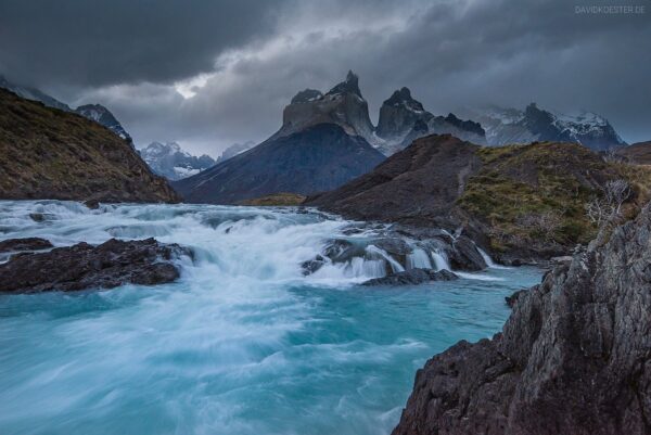 Patagonien: Unwetter über Salto Grande, Torres Massiv und Cuernos, Torres del Paine, Chile