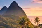 Palmenstrand und Pitons, St. Lucia, Kleine Antillen, Karibik