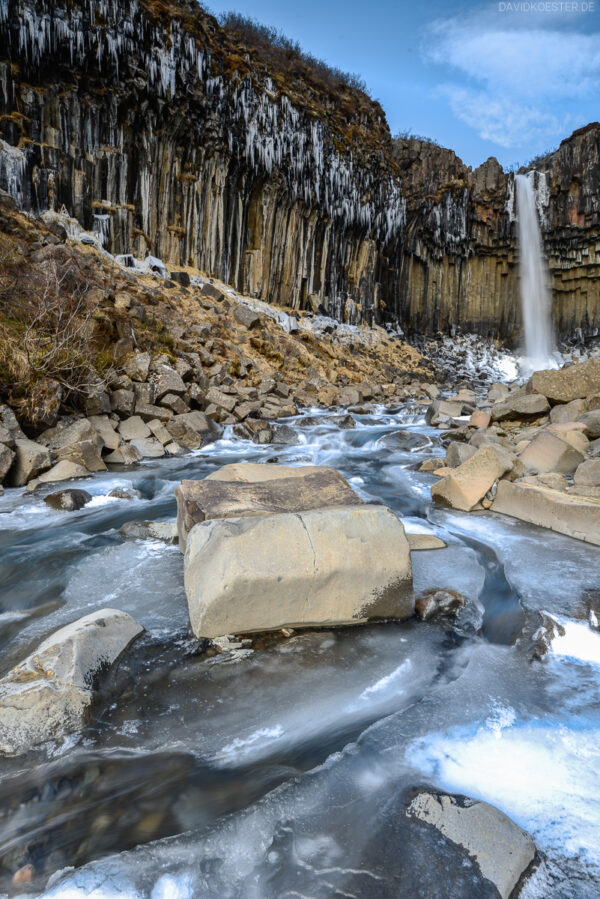 Island - Wasserfall Svartifoss und Basaltsäulen