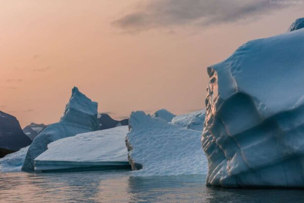 Grönland Landschaft: Eisberge bei Sonnenaufgang, Fjord Ikerasassuaqp, Aappilattoq, Südgrönland