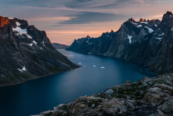 Grönland Landschaft: Blick in Fjord mit Eisbergen, Region Nanortalik, Tasermiut Fjord, Südgrönland